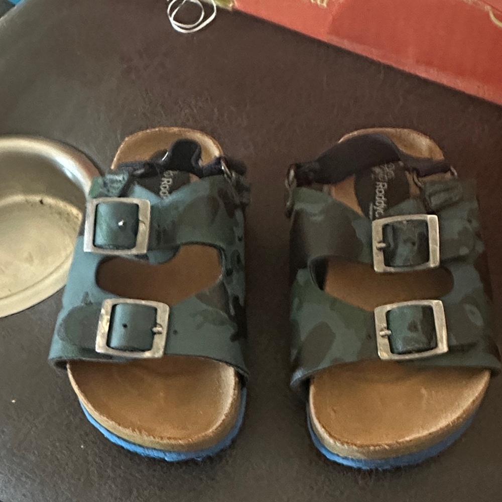 ODDY Kids Camo Double-Buckle Sandals in Green and Blue